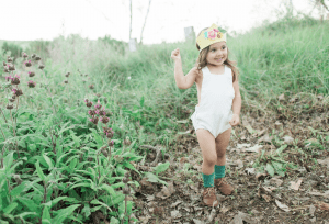 niña en el monte