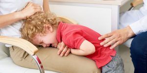 madre consolando rabieta